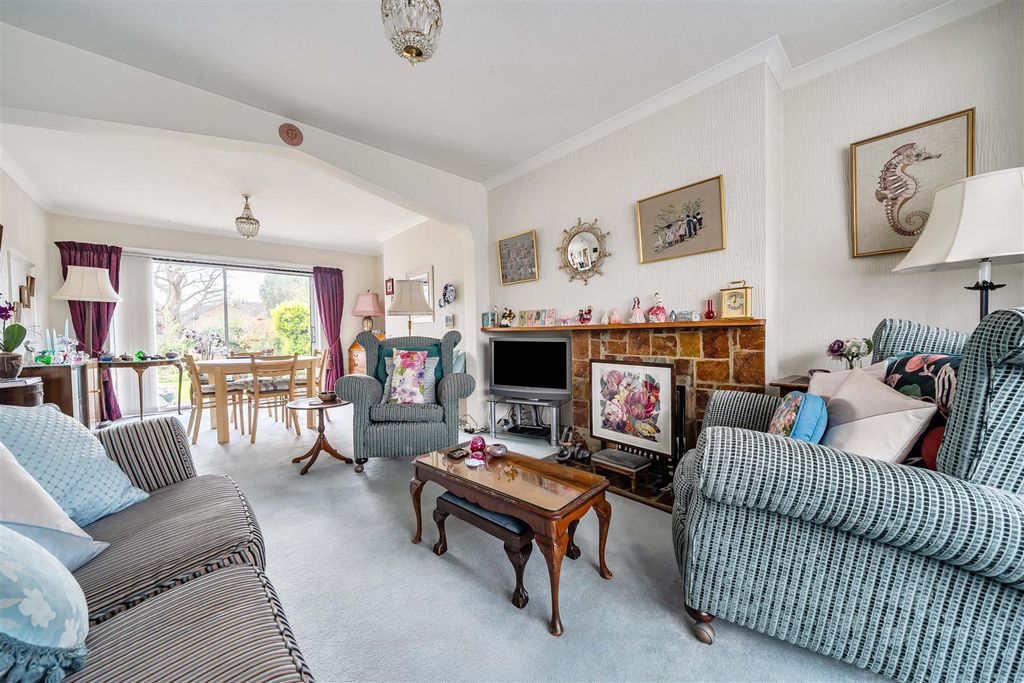 Property photo 2 of 19 Living Room H.Jpg