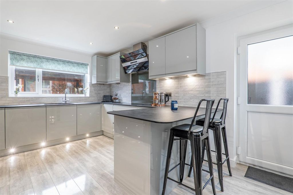 Property photo 3 of 34 Kitchen/Diner