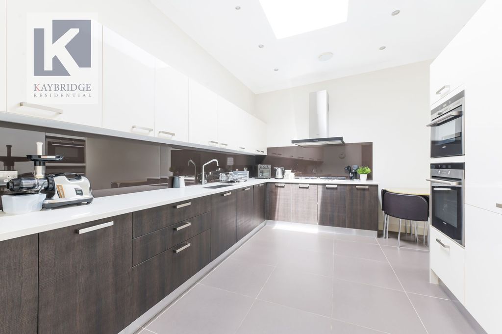 Property photo 3 of 18 The Warren, Worcester Park - Kt4 7DL