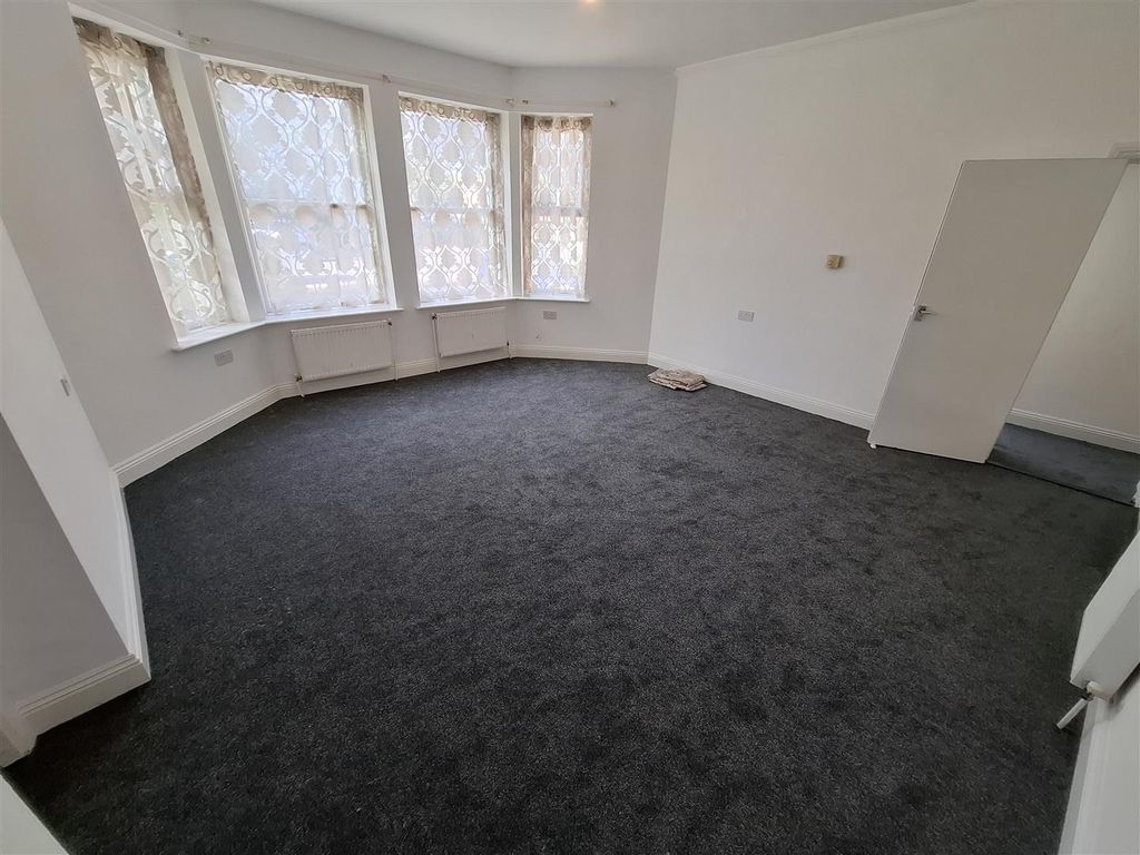 Property photo 2 of 7 Lounge