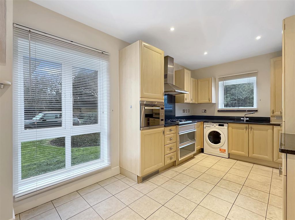 Property photo 3 of 10 Kitchen / Dining Room