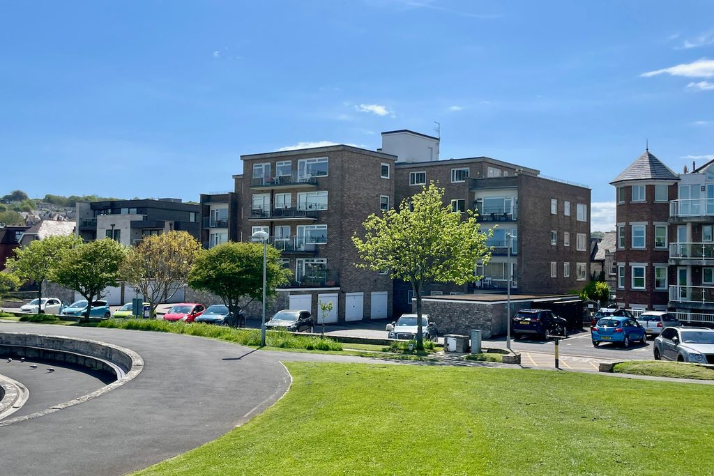Property photo 1 of 18 Rear Of Mowlem Court