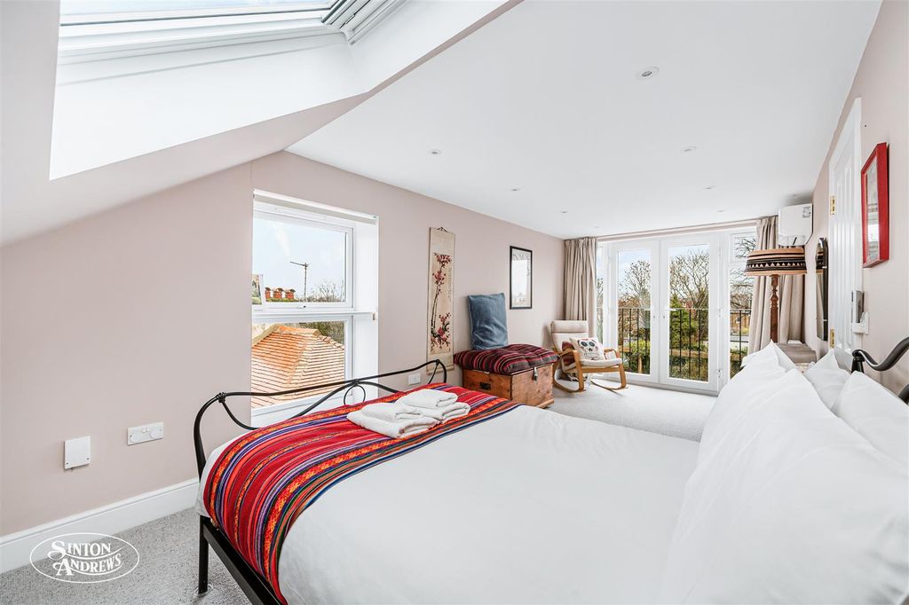 Property photo 2 of 15 34 Bramley Road-14.Jpg
