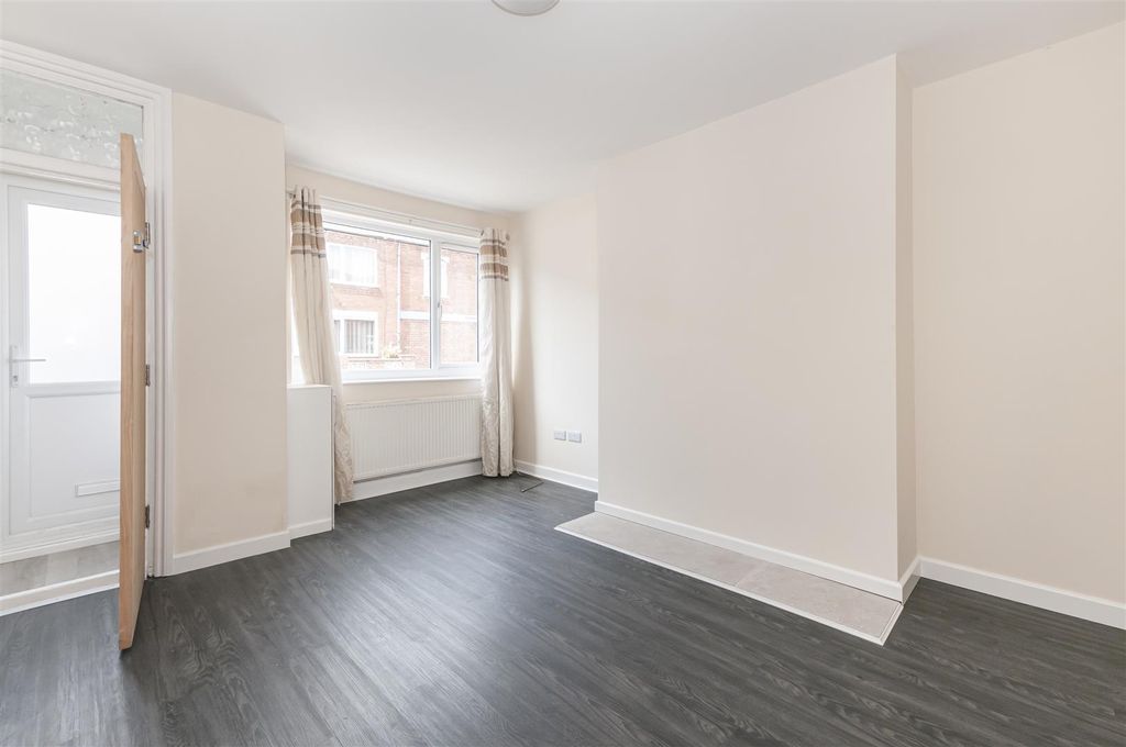 Property photo 3 of 12 38 Adeline Street7.Jpg