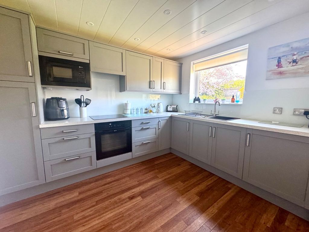 Property photo 2 of 17 Kitchen