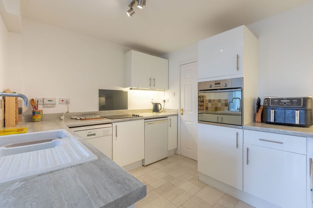 Property photo 3 of 23