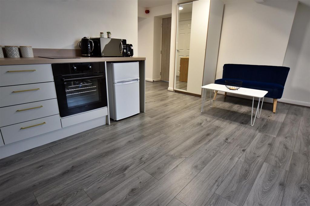 Property photo 3 of 7 165Ar_Room17_03.Jpg