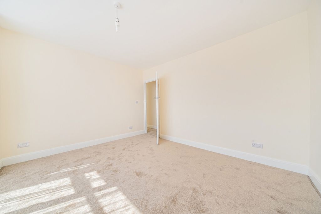 Property photo 3 of 24 1453640-16-69F0Cb...