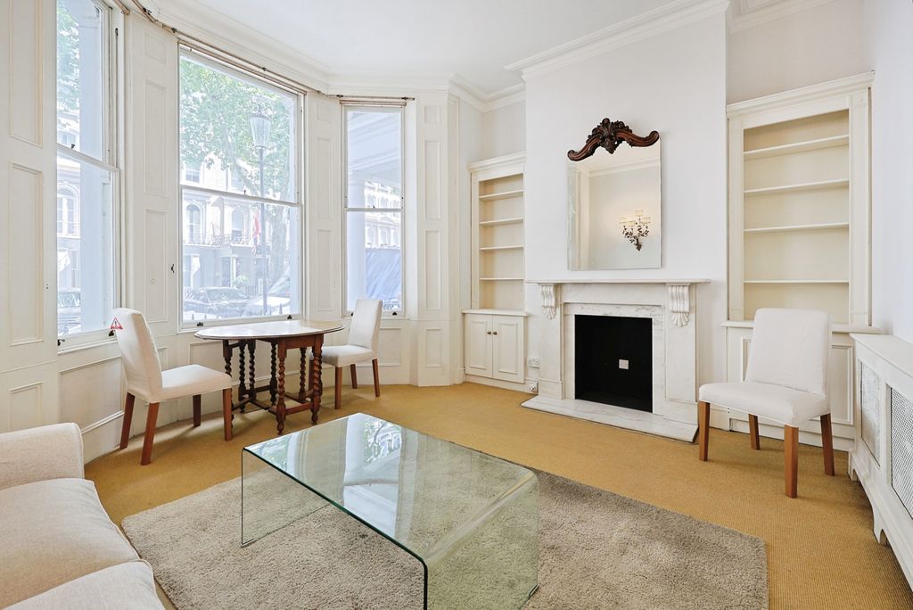 Property photo 1 of 18 Living Room