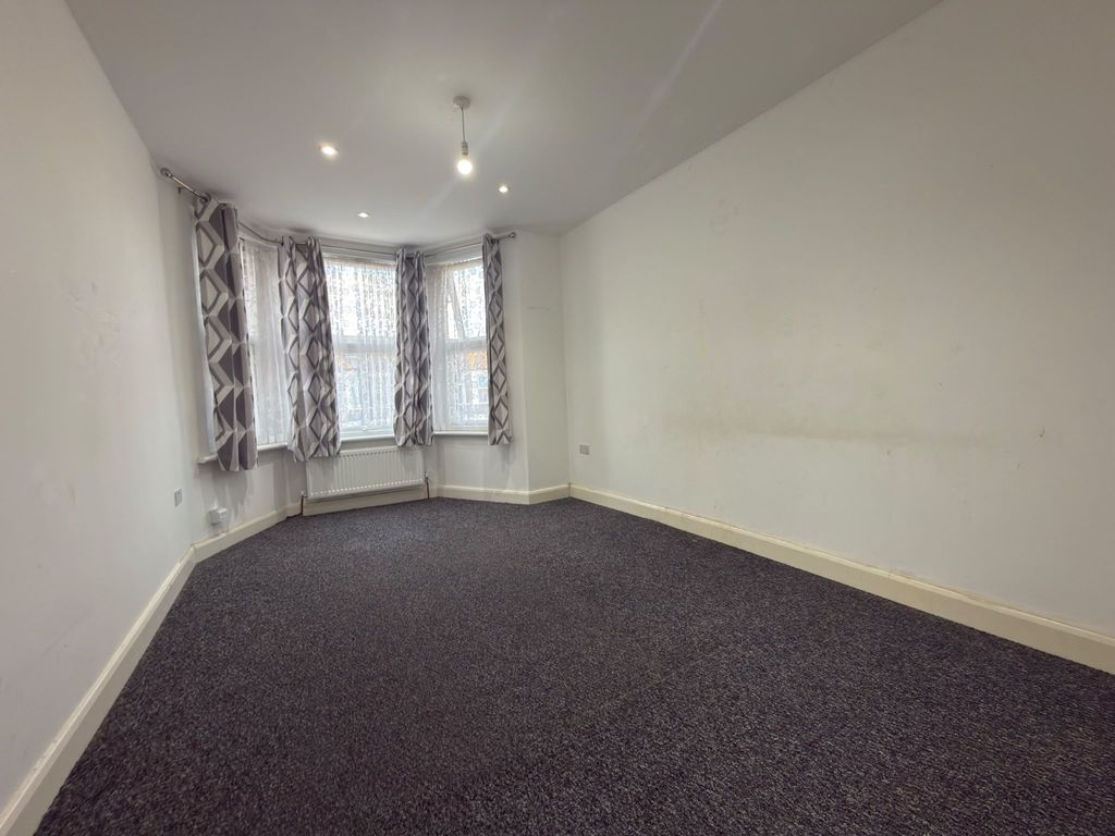Property photo 1 of 6 One Bedroom First Floor Flat Min Away From Seven King Station