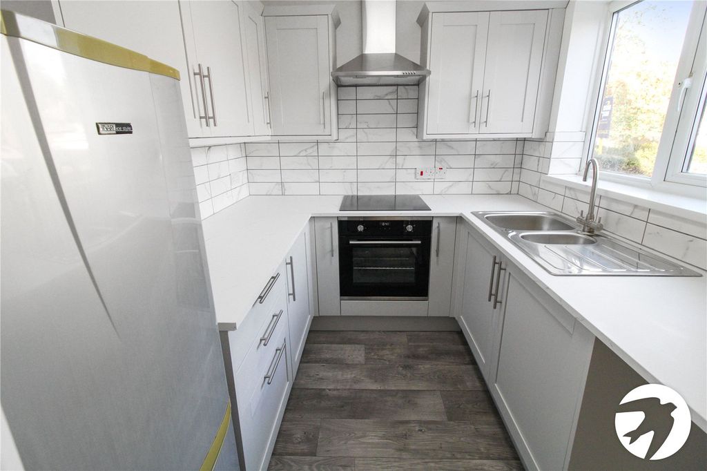 Property photo 3 of 10 Kitchen