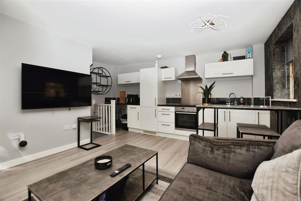 Property photo 2 of 9 Kitchen / Lounge / Diner