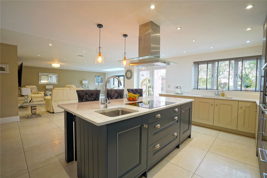 Property photo 2 of 37 Picture No. 29