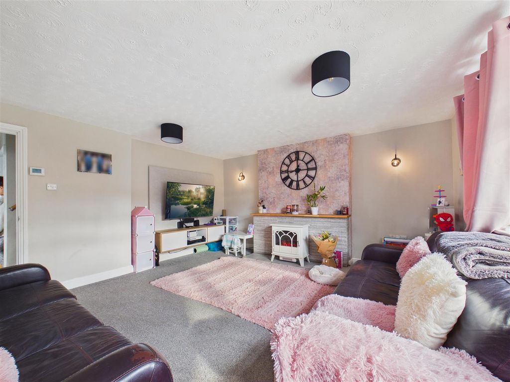 Property photo 3 of 13 Lounge