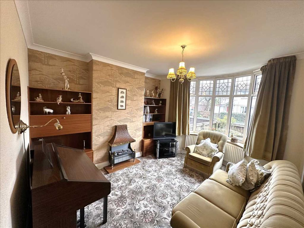 Property photo 3 of 15 Lounge: