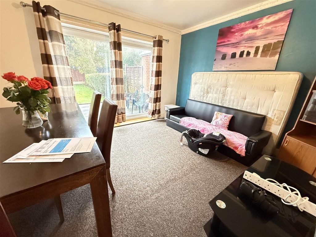 Property photo 3 of 11 160 Essex Road -4.Jpg