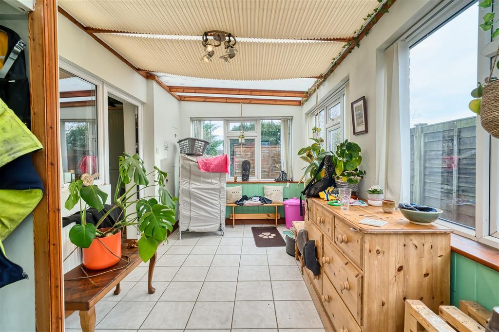 Property photo 3 of 8 Entrance Hall