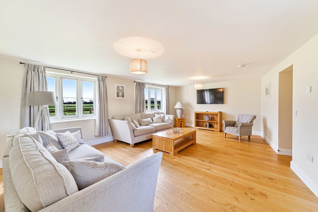 Property photo 2 of 33