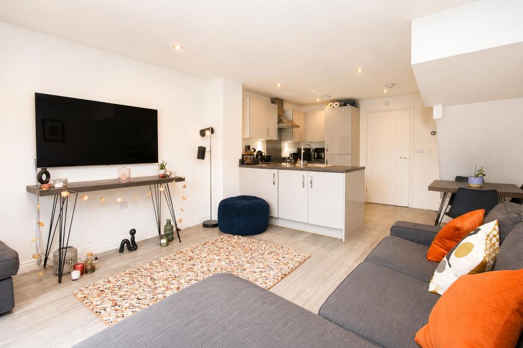Property photo 3 of 17 c002A366-39d1-4B72-8723-De8F5A1Bdf2d.Png
