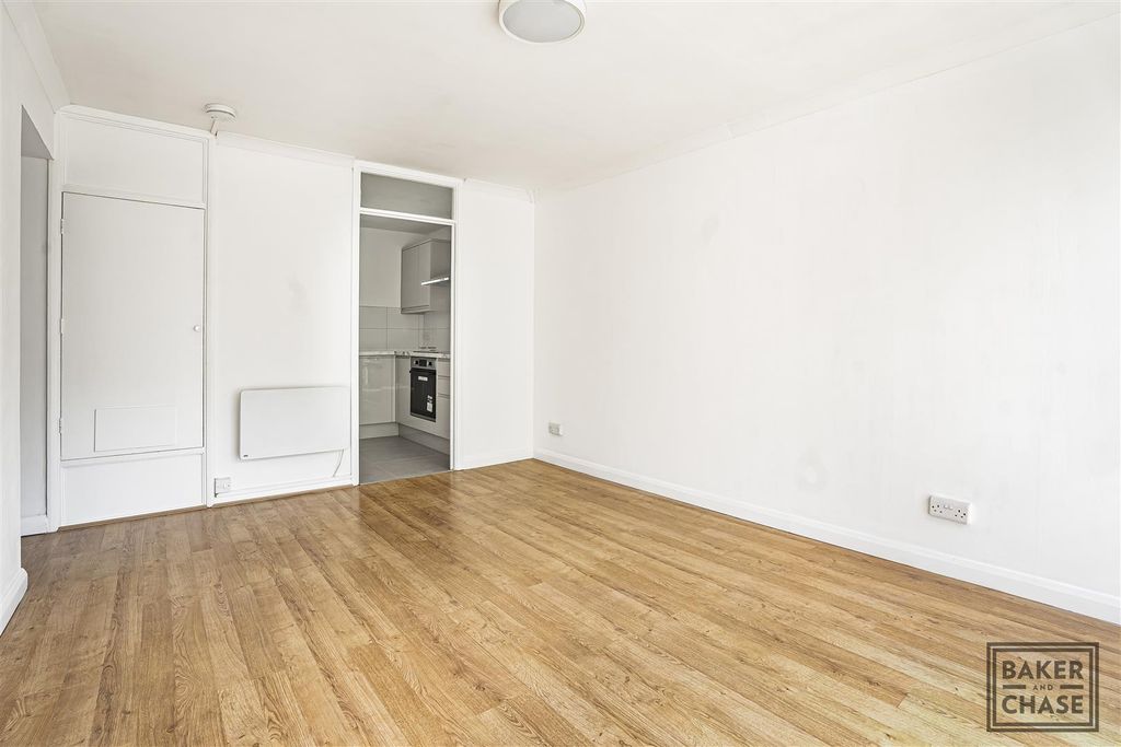 Property photo 3 of 13 Lounge