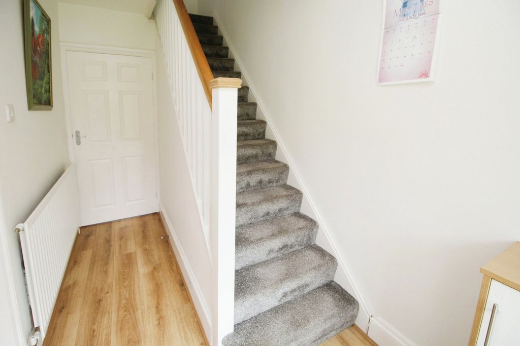 Property photo 3 of 20 Entrance Hall