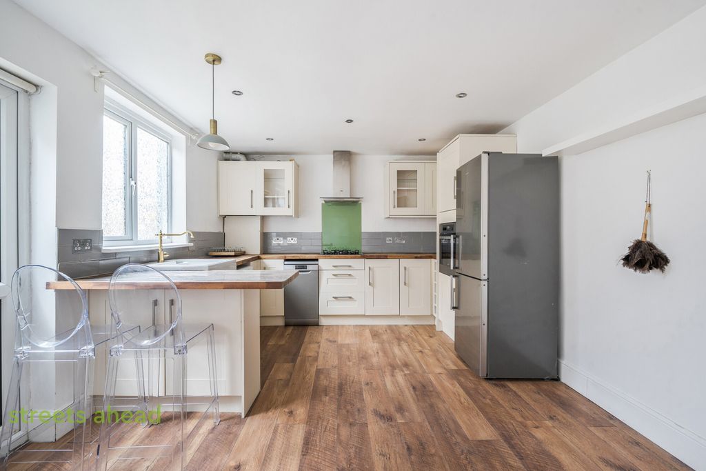 Property photo 2 of 11 Af82E412-ce30-44E...