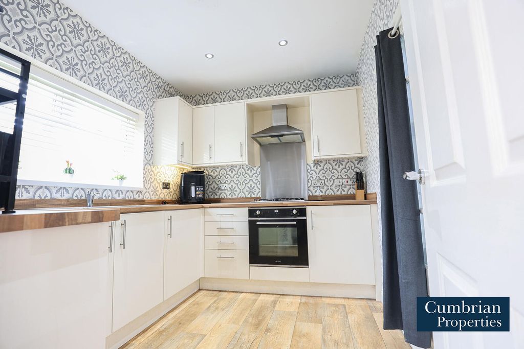 Property photo 2 of 10 Kitchen