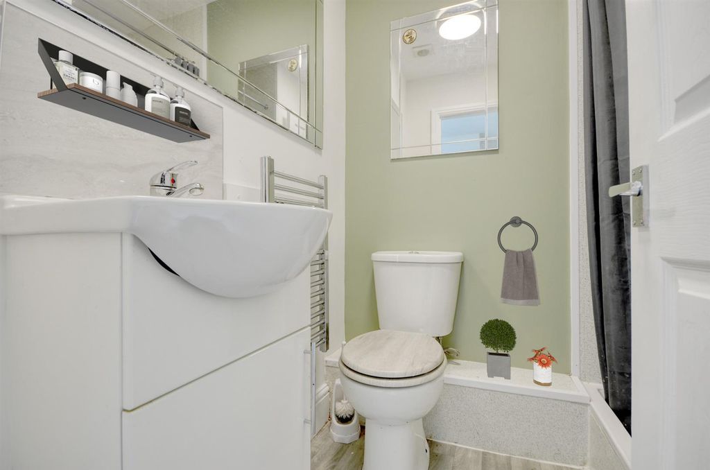 Property photo 2 of 7 Bathroom