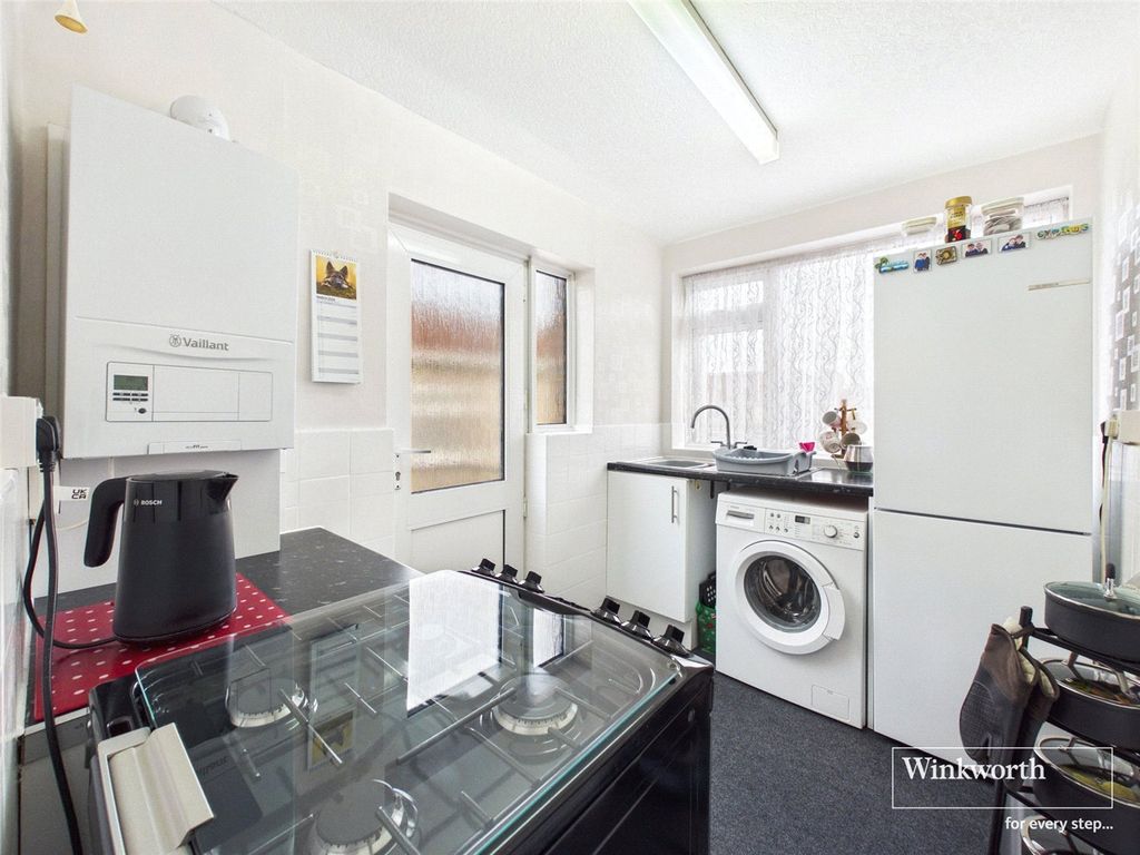 Property photo 3 of 11 Kitchen