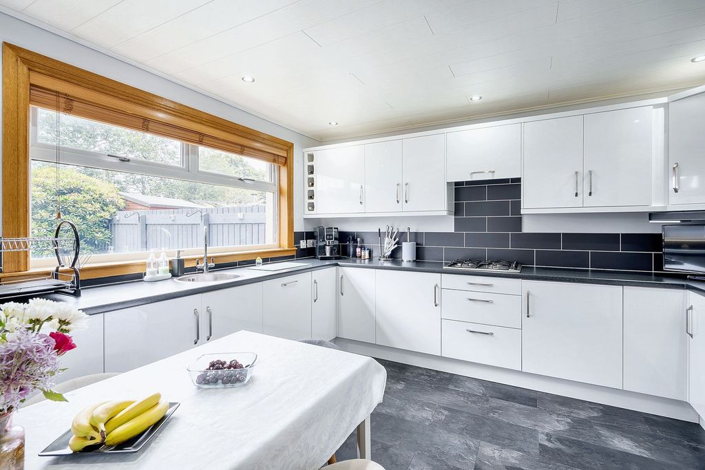 Property photo 2 of 30