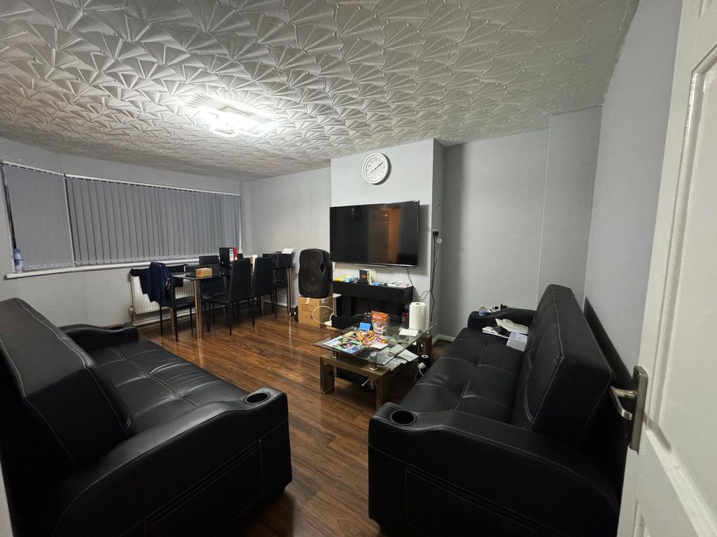 Property photo 3 of 8 Gallery