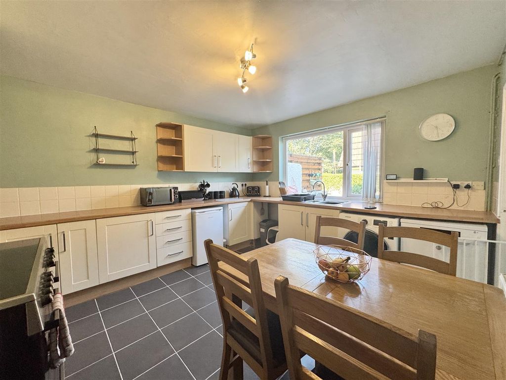 Property photo 3 of 17 Kitchen