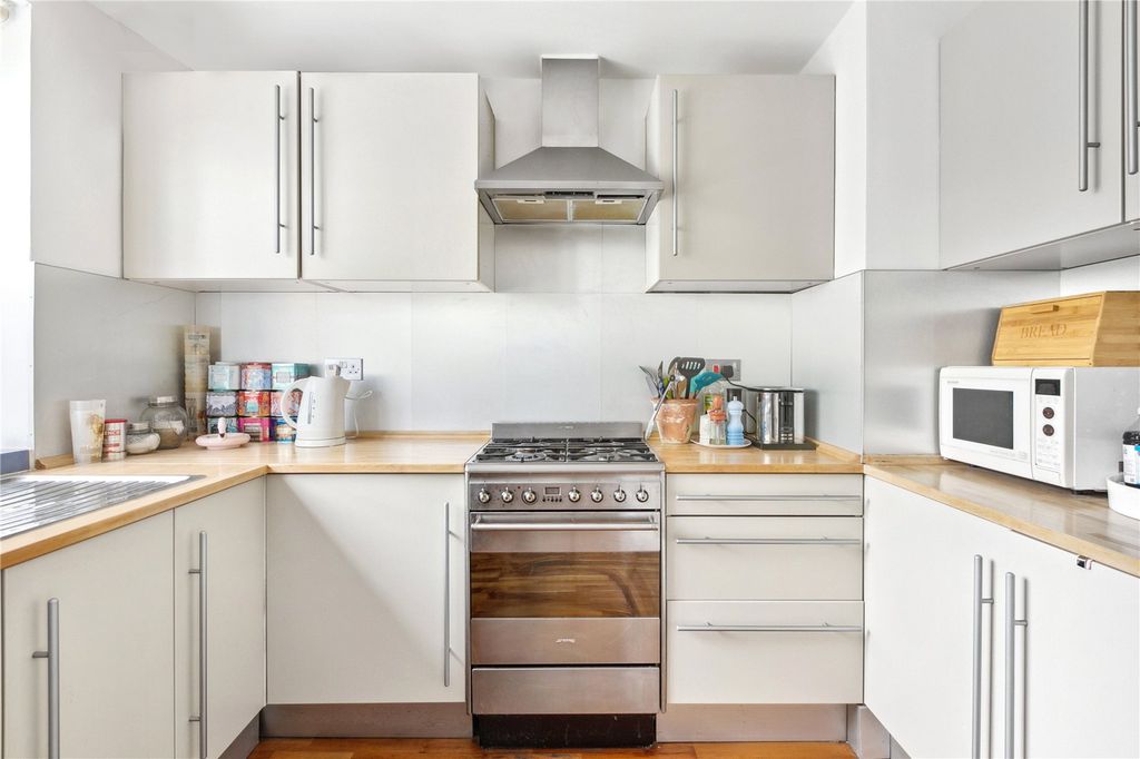 Property photo 3 of 11 Kitchen