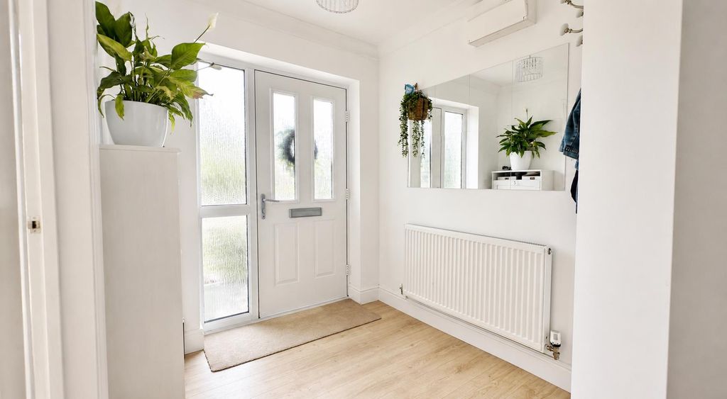 Property photo 3 of 21 Entrance Hall