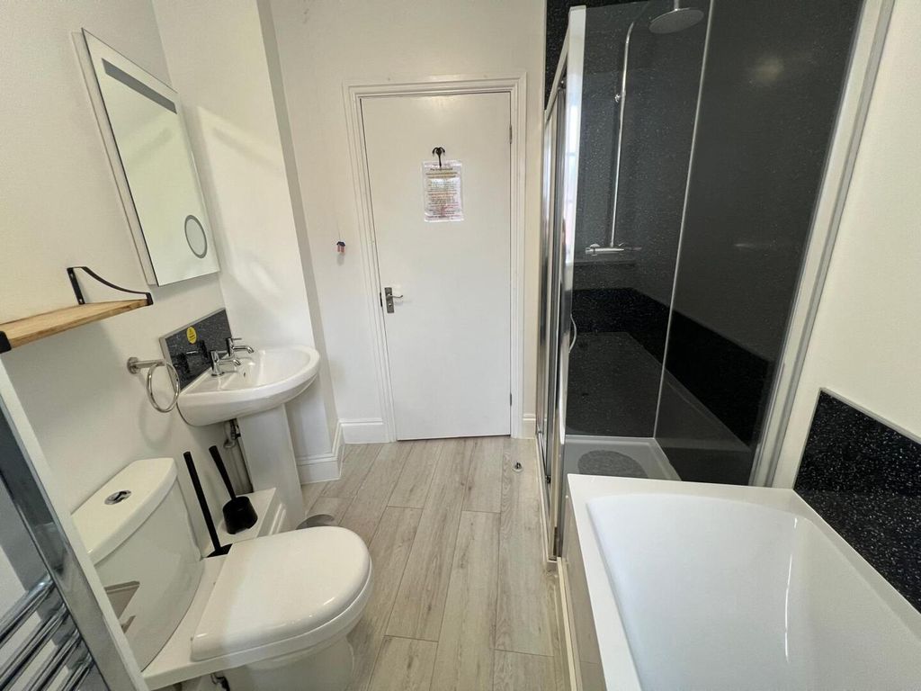 Property photo 2 of 4 Bathroom