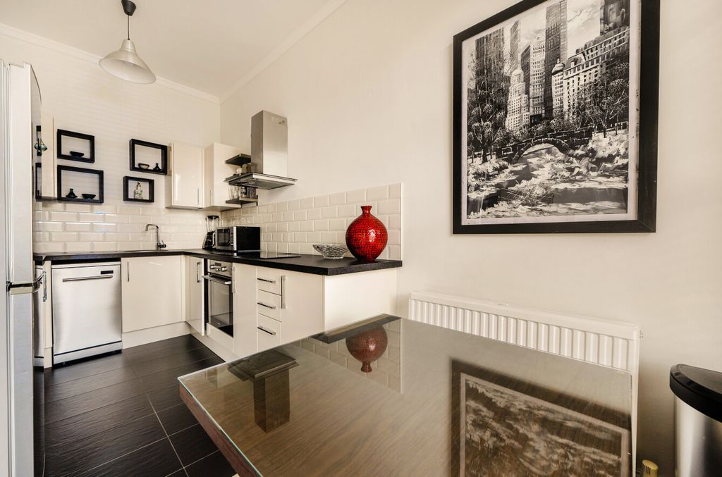 Property photo 3 of 22 1402080-3-696Fa97...