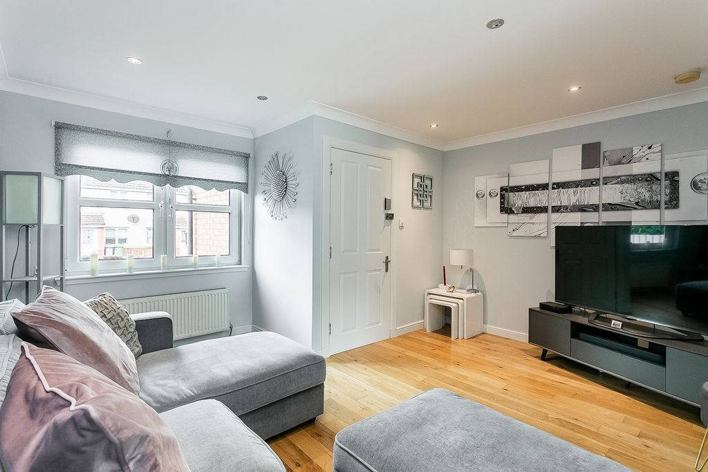 Property photo 2 of 32