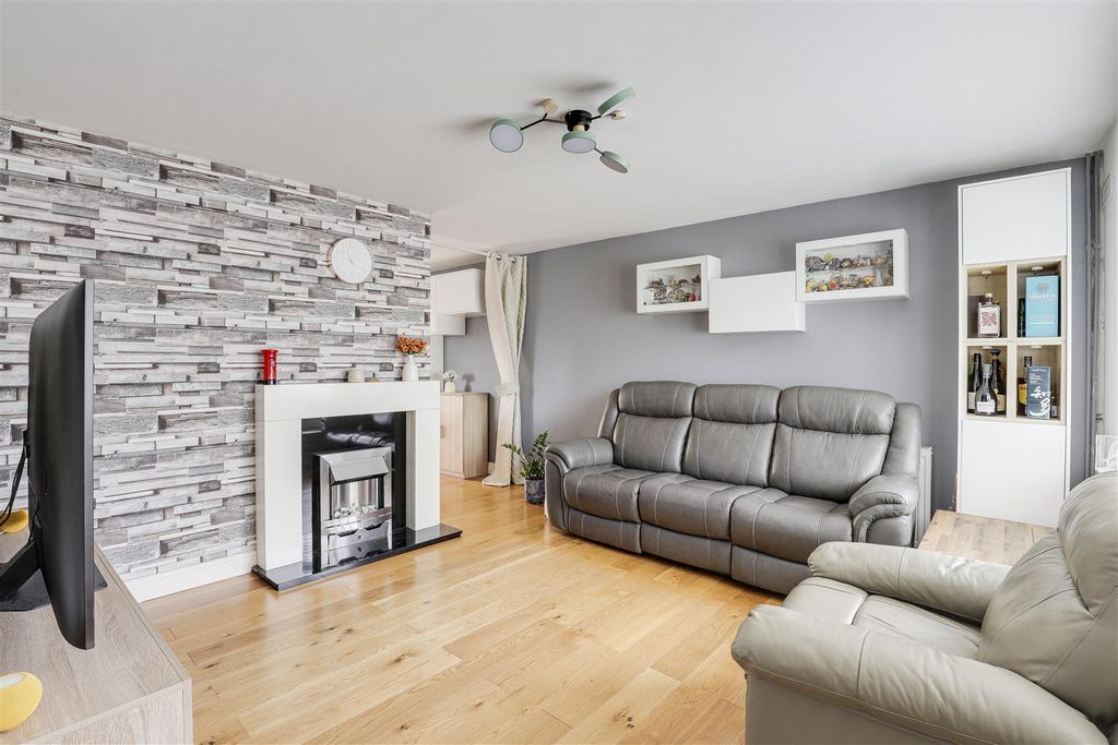 Property photo 3 of 20 4998.Jpg