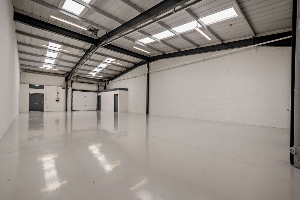 Property photo 3 of 8 8597721-Interior19-800