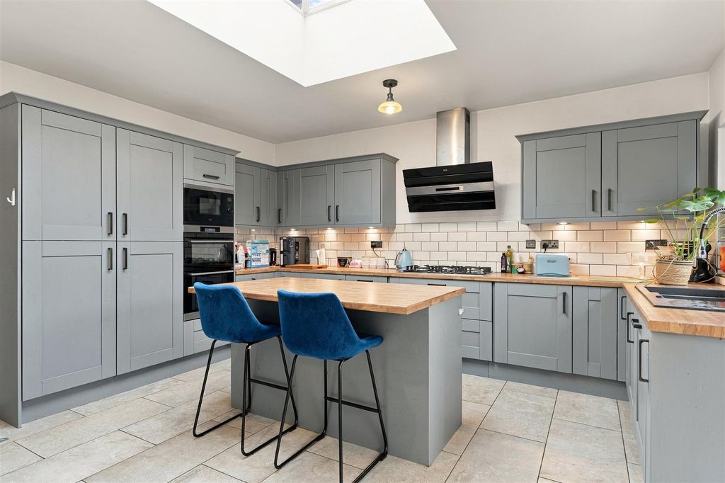 Property photo 3 of 11 515 Barrows Lane_13.Jpg