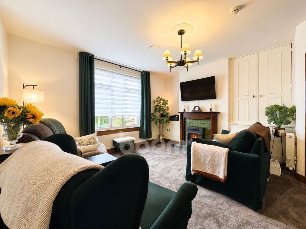 Property photo 2 of 23 Millbrix Avenue, Glasgow Lounge Image