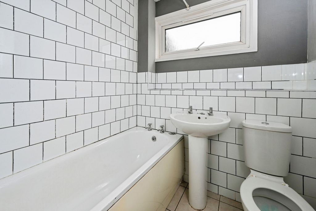 Property photo 3 of 17 Bathroom