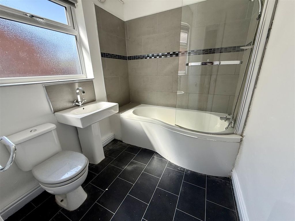 Property photo 3 of 16 Bathroom