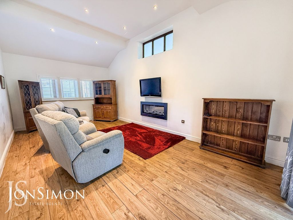 Property photo 3 of 32