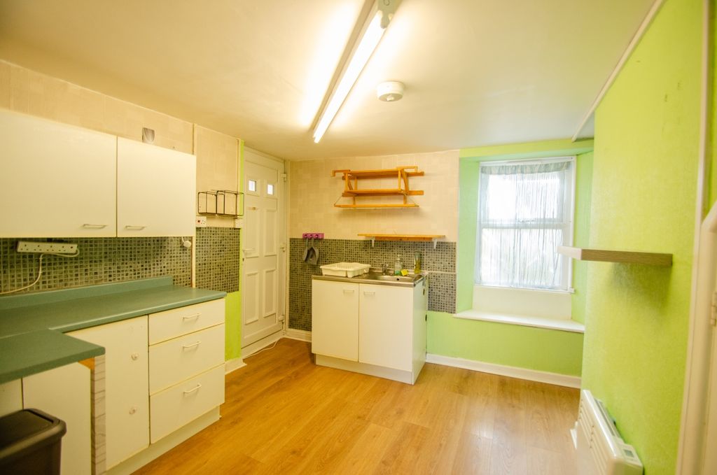 Property photo 2 of 8 14 St Leonards Tps Bodmin 01208 74182-02