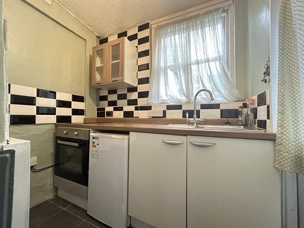 Property photo 2 of 7 Kitchen