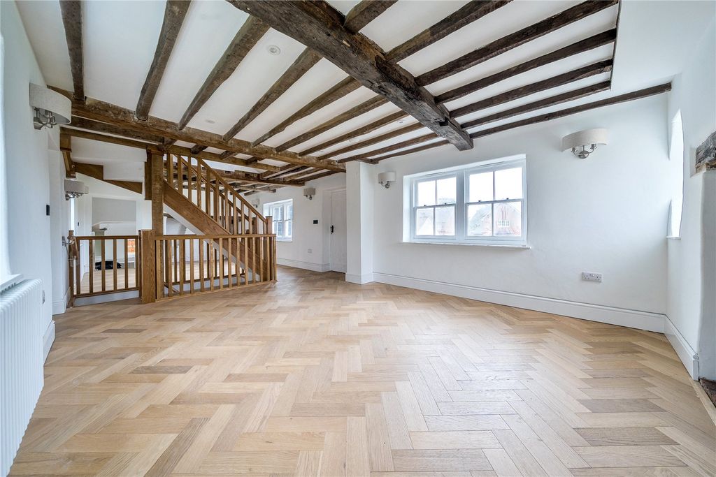 Property photo 3 of 26 Bright And Spacious