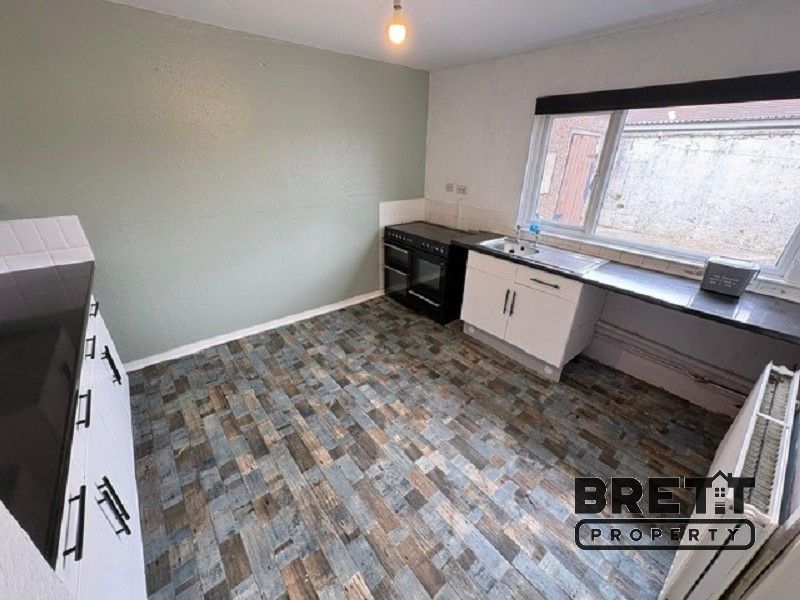 Property photo 3 of 8 Kitchen