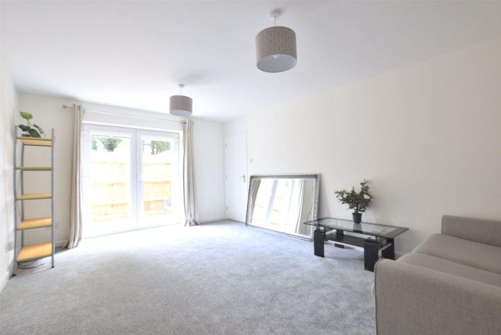 Property photo 3 of 11 Living/Bedroom