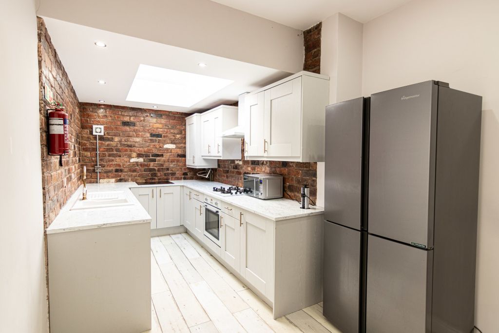 Property photo 2 of 26 67 Woodcroft Road Kitchen 1